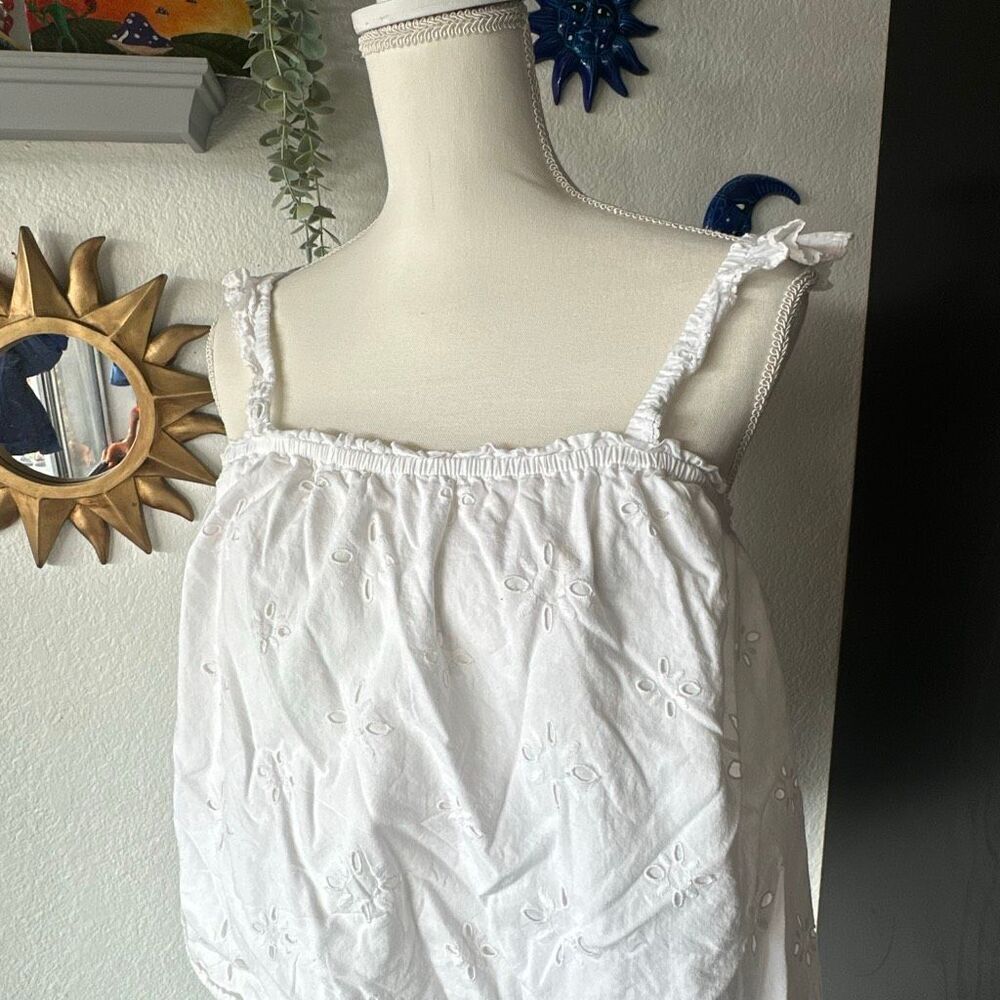 Arizona Size Medium White Eyelit blouse cropped - Picture 2 of 4